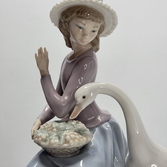 Lladro 5034 Goose Trying to Eat - 1979  Retired Excellent- Girl w/Goose VTG - Picture 8 of 14